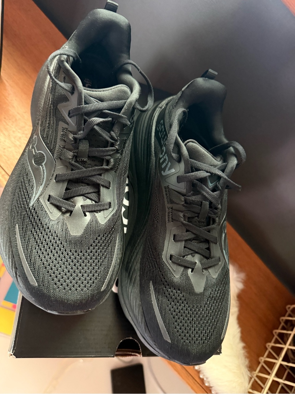 Saucony Hurricane 24 8.5 black on black